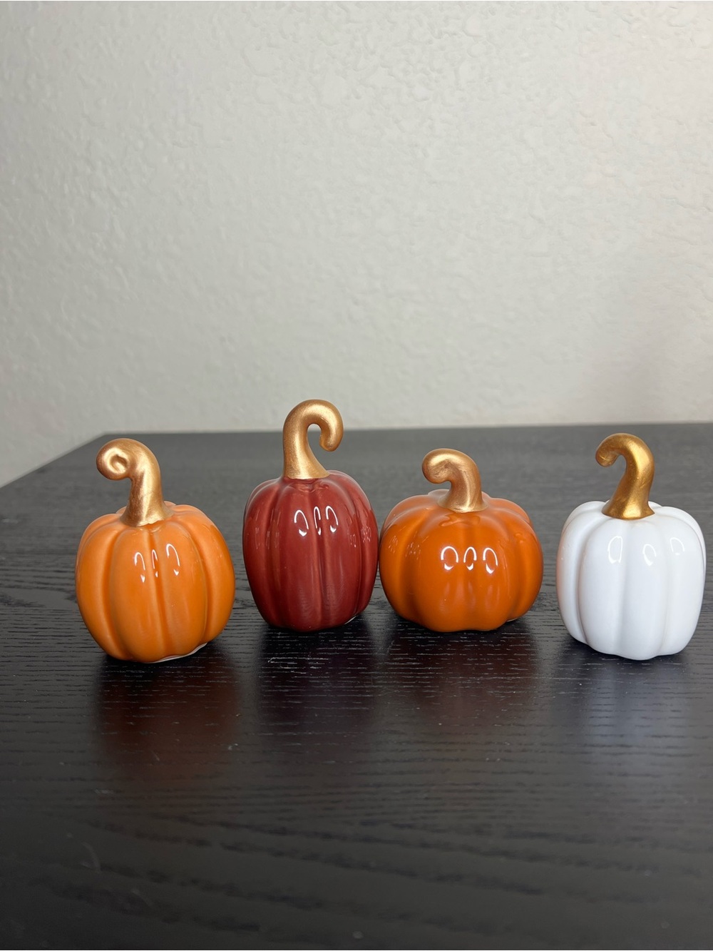 NEW Target Bullseyes Playground Set of 8 Medium & Small Ceramic Pumpkins - Picture 3 of 15